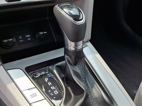 Used 2020 Hyundai Elantra SE FWD image 16