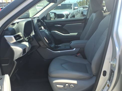 Used 2023 Toyota Highlander XLE FWD image 16