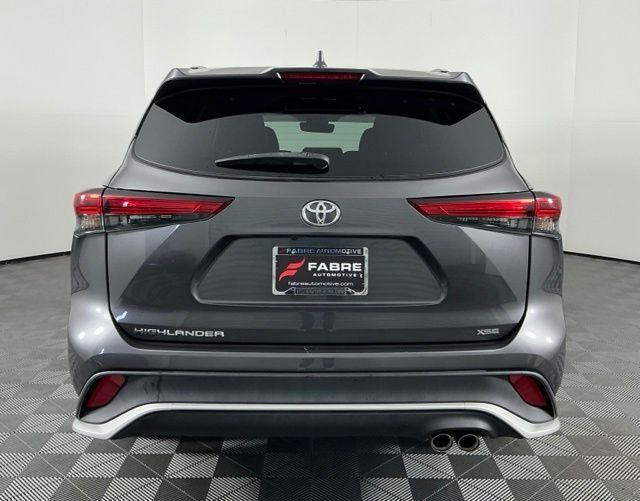 Used 2022 Toyota Highlander XSE FWD image 6