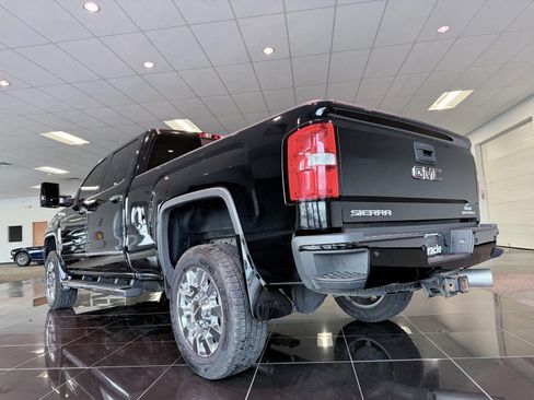 Used 2018 GMC Sierra 2500 Denali w/ Duramax Plus Package AWD/4WD image 6