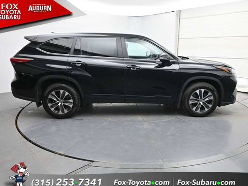 Used 2023 Toyota Highlander XLE AWD/4WD image 15