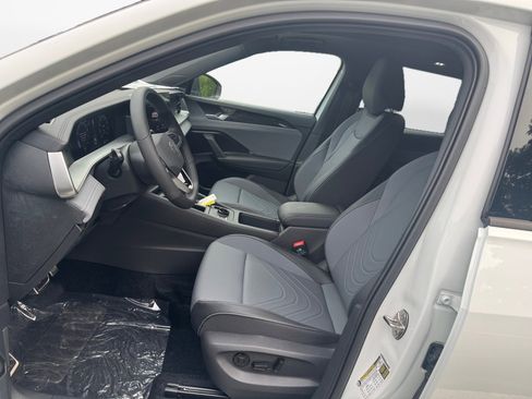 New 2025 Volkswagen Tiguan SE R-Line image 9