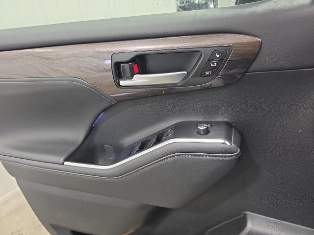 Used 2023 Toyota Highlander Platinum AWD/4WD image 16