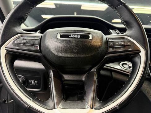 Used 2022 Jeep Grand Cherokee Laredo w/ Luxury Tech Group I RWD image 22