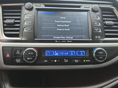 Used 2018 Toyota Highlander XLE image 23