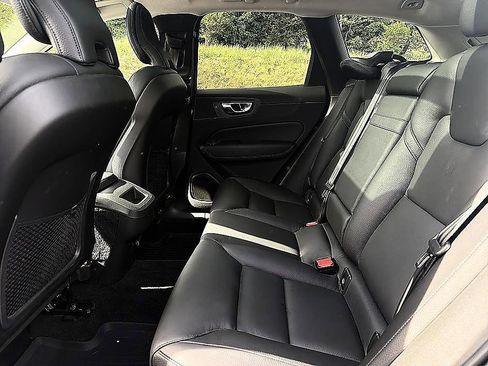 Used 2019 Volvo XC60 T5 Momentum w/ Multimedia Package FWD image 10