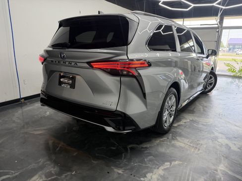 Used 2023 Toyota Sienna XSE AWD/4WD image 3