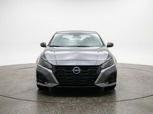 Used 2025 Nissan Altima 2.5 SV FWD image 2