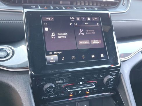 Used 2023 Jeep Grand Cherokee L Laredo image 9