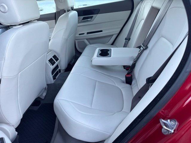 Used 2016 Jaguar XF Premium RWD image 7