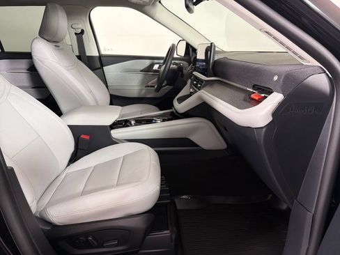 Used 2025 Ford Explorer Platinum w/ Ultimate Package AWD/4WD image 22