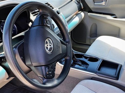 Used 2017 Toyota Camry LE FWD image 12