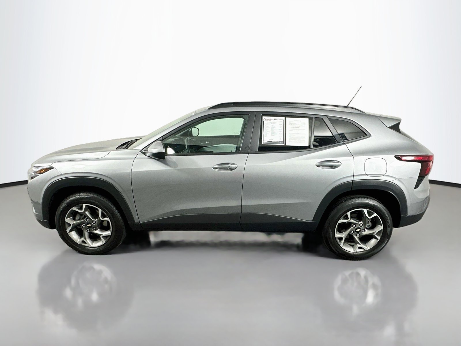 Used 2025 Chevrolet Trax LT w/ Driver Confidence Package FWD image 4