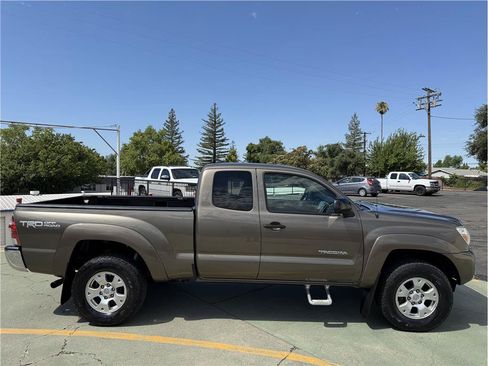 Used 2012 Toyota Tacoma 4x4 Access Cab V6 w/ TRD Off-Road Pkg image 5