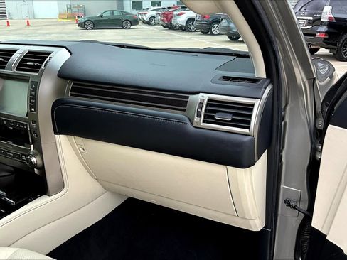 Used 2020 Lexus GX 460 Luxury w/ Accessory Package image 19