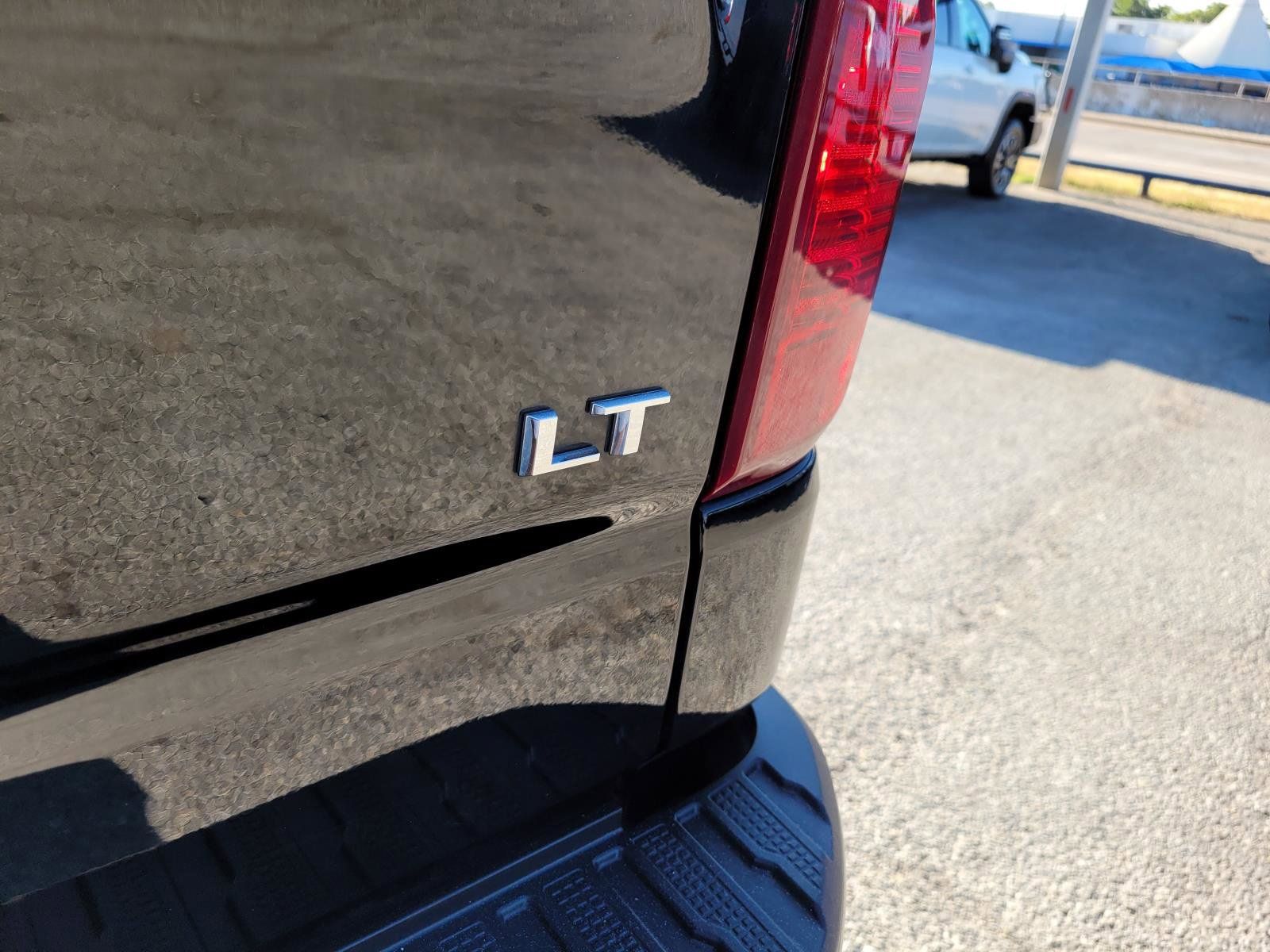 Used 2022 Chevrolet Silverado 1500 LT AWD/4WD image 12
