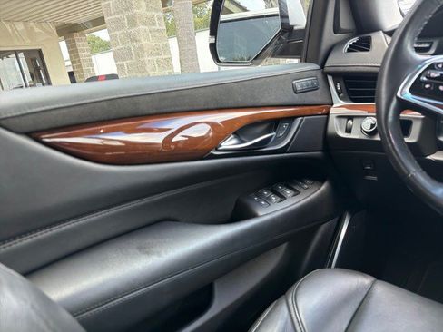 Used 2019 Cadillac Escalade Premium Luxury RWD image 18