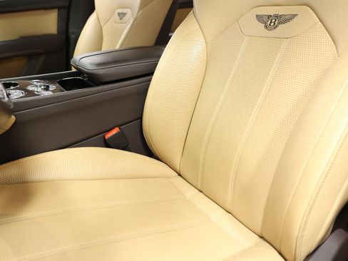 Used 2021 Bentley Bentayga AWD/4WD image 20