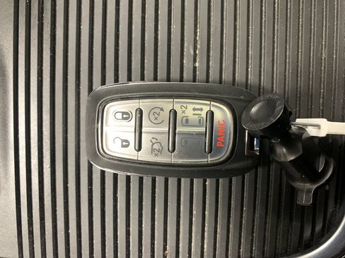 Used 2023 Chrysler Pacifica Limited FWD image 34