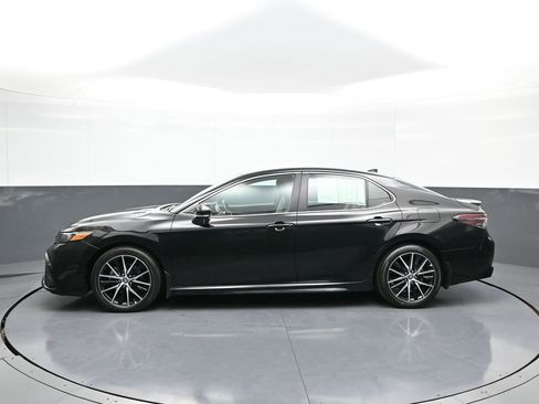 Certified 2022 Toyota Camry SE image 9