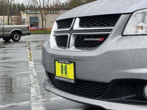 Used 2016 Dodge Grand Caravan SXT FWD image 18