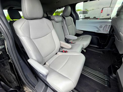 Used 2026 Toyota Sienna XLE FWD image 70
