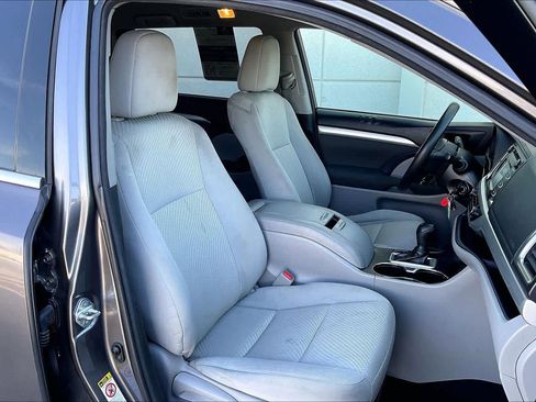 Used 2015 Toyota Highlander LE image 9