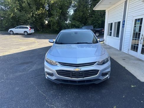 Used 2017 Chevrolet Malibu LT FWD image 2