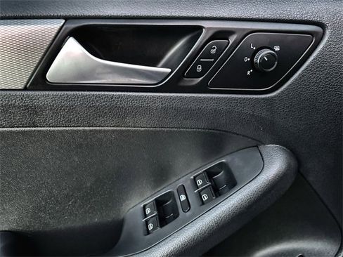Used 2017 Volkswagen Jetta SE image 14