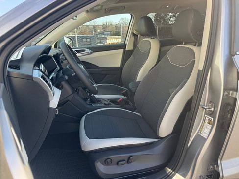 Used 2025 Volkswagen Taos SE w/ Panoramic Sunroof Package image 34