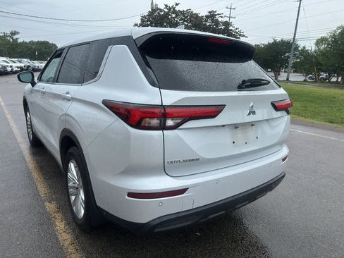 Used 2023 Mitsubishi Outlander ES AWD/4WD image 6