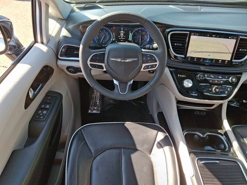 Used 2024 Chrysler Pacifica Limited FWD image 12