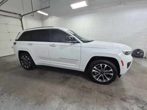Used 2022 Jeep Grand Cherokee Overland w/ Advanced Protech Group III AWD/4WD image 3