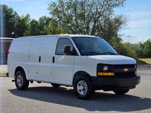 Used 2016 Chevrolet Express 3500 RWD image 2