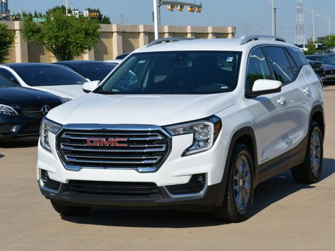 Used 2024 GMC Terrain SLT image 2