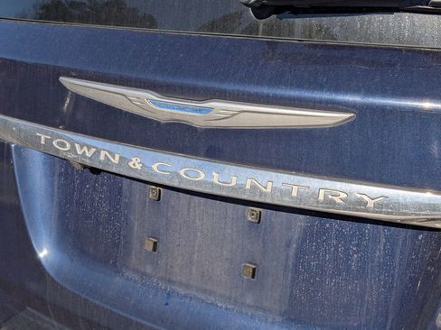 Used 2016 Chrysler Town & Country Touring image 21