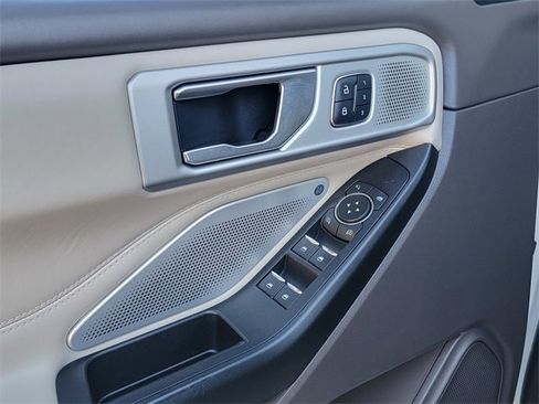 Used 2020 Ford Explorer Platinum w/ Premium Technology Package image 11