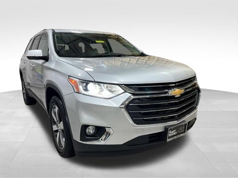 Used 2020 Chevrolet Traverse LT w/ LT Premium Package FWD image 3