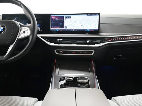Used 2024 BMW X7 xDrive40i w/ Premium Package AWD/4WD image 9