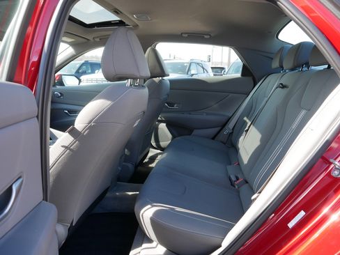 Used 2024 Hyundai Elantra SEL w/ Convenience Package image 16