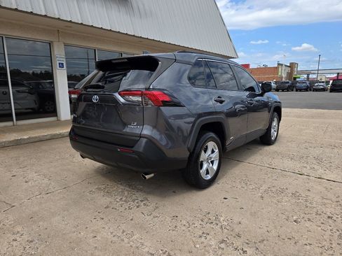 Used 2021 Toyota RAV4 LE AWD/4WD image 8