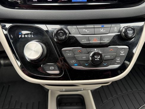Used 2022 Chrysler Pacifica Touring-L image 29