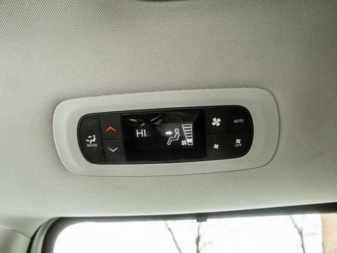 Used 2023 Chrysler Pacifica Touring-L FWD image 34