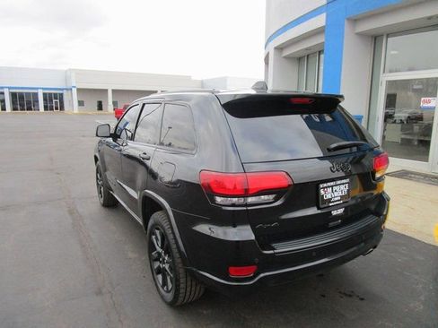 Used 2017 Jeep Grand Cherokee Altitude image 3