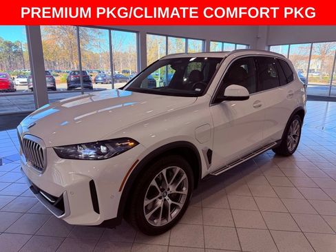 Used 2025 BMW X5 xDrive50e image 3