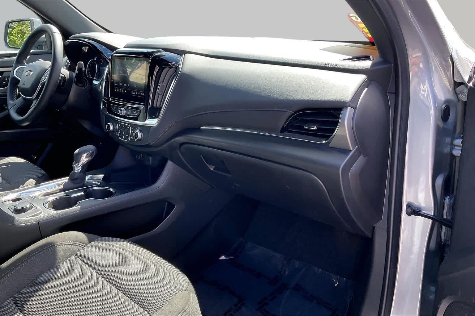 Used 2023 Chevrolet Traverse LT FWD image 16