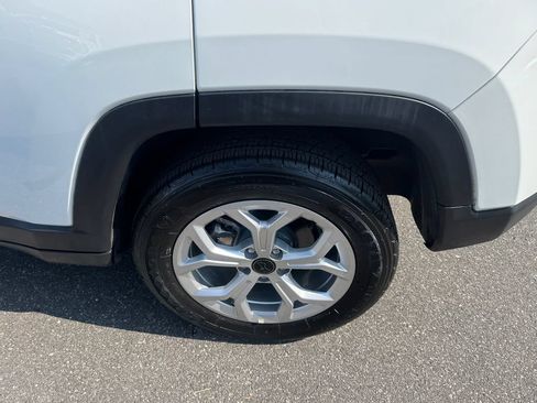 Used 2025 Jeep Compass Latitude AWD/4WD image 10
