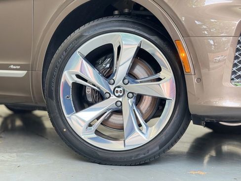 Used 2025 Bentley Bentayga image 30