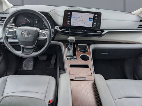 Used 2023 Toyota Sienna XLE FWD image 15