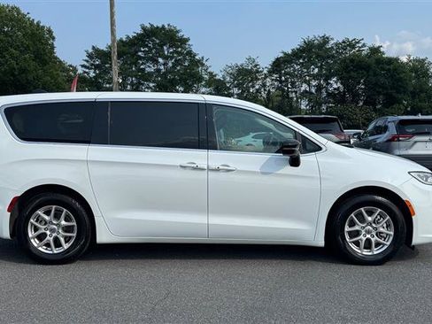 Used 2024 Chrysler Pacifica Touring-L FWD image 4